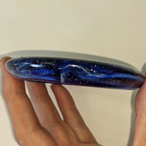 VTG NOS OVAL ITALIAN MARBLED GLITTER LUCITE BANGLE - Picture 3 of 11